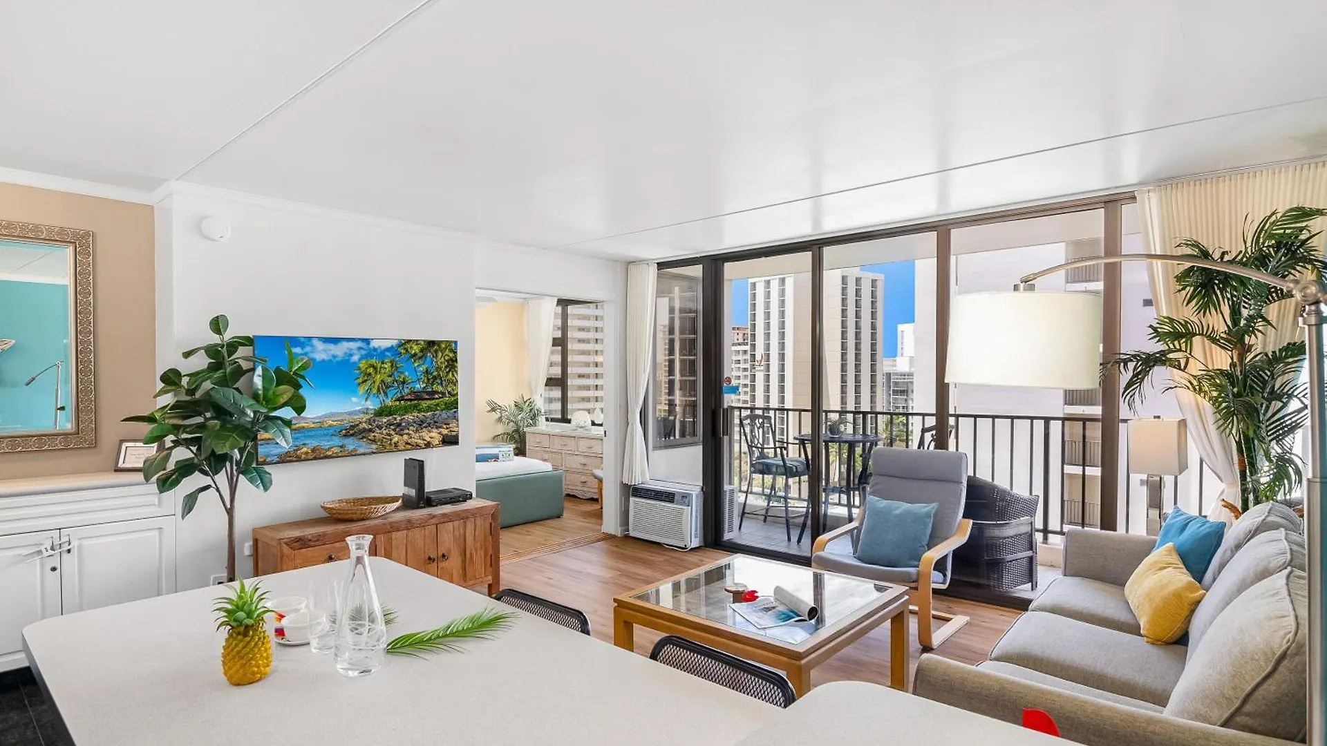 Waikiki Beach Ocean View King Bed & Free Parking Honolulu Apartment