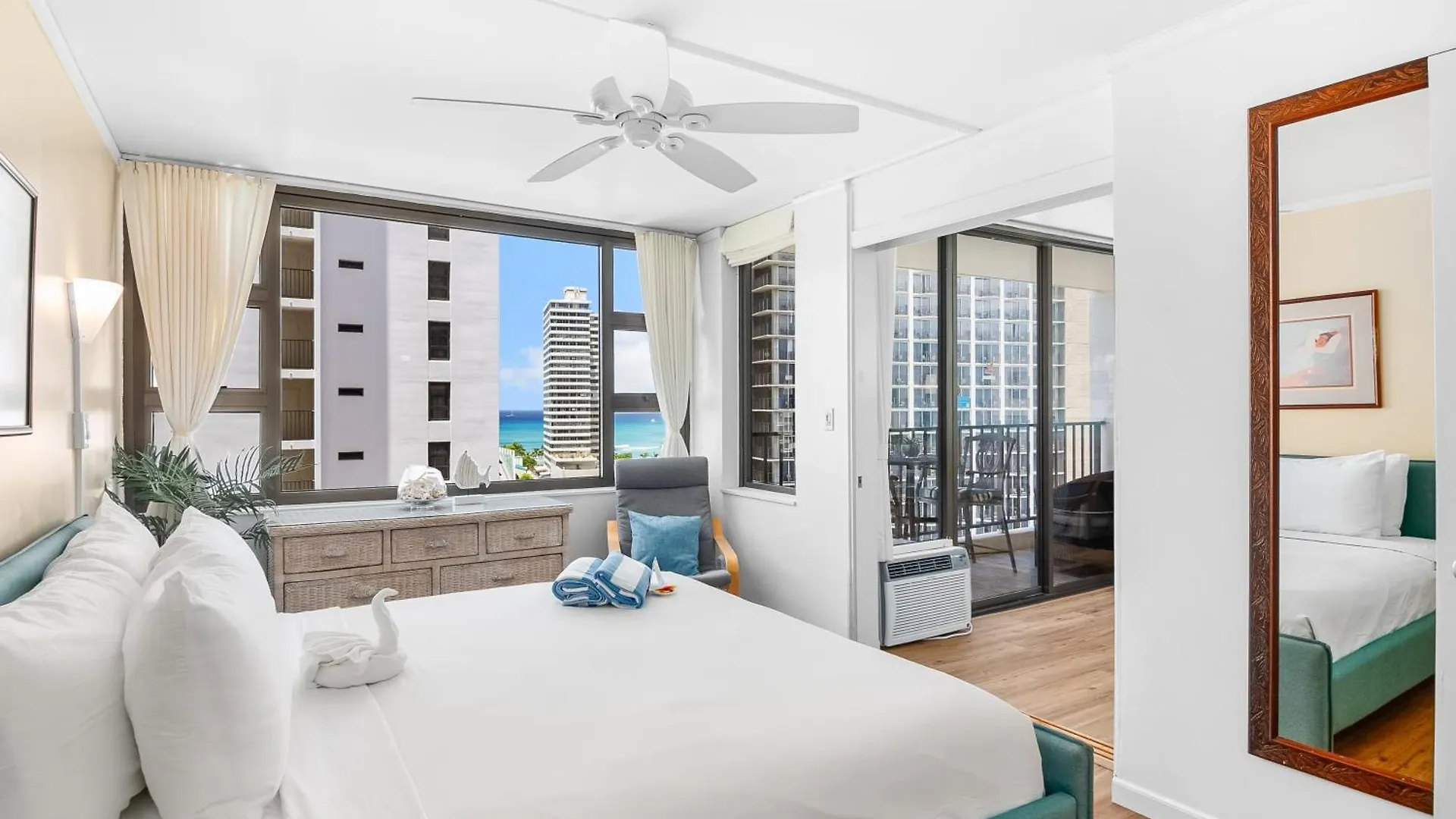 Waikiki Beach Ocean View King Bed & Free Parking Honolulu