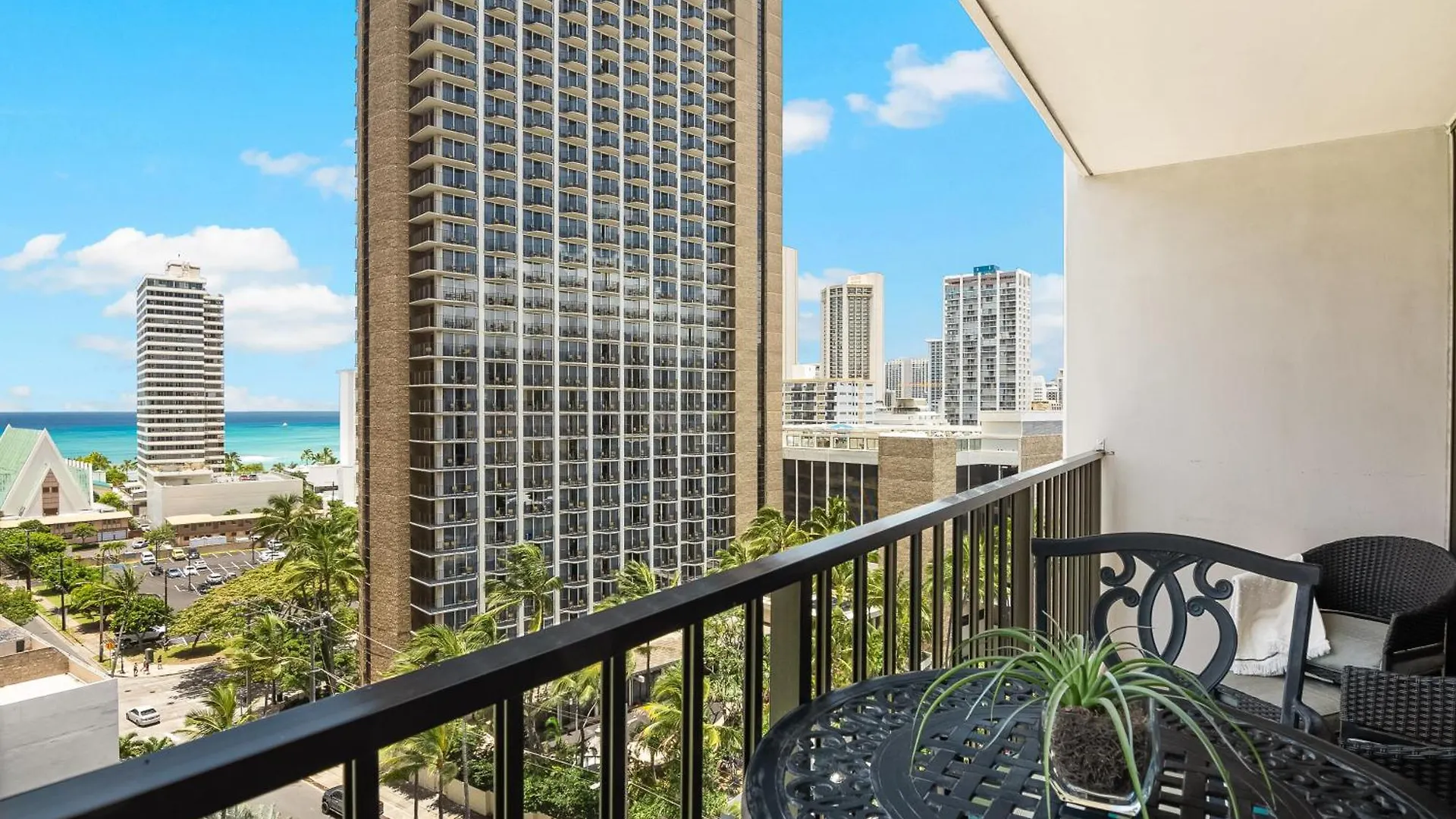 Waikiki Beach Ocean View King Bed & Free Parking Honolulu