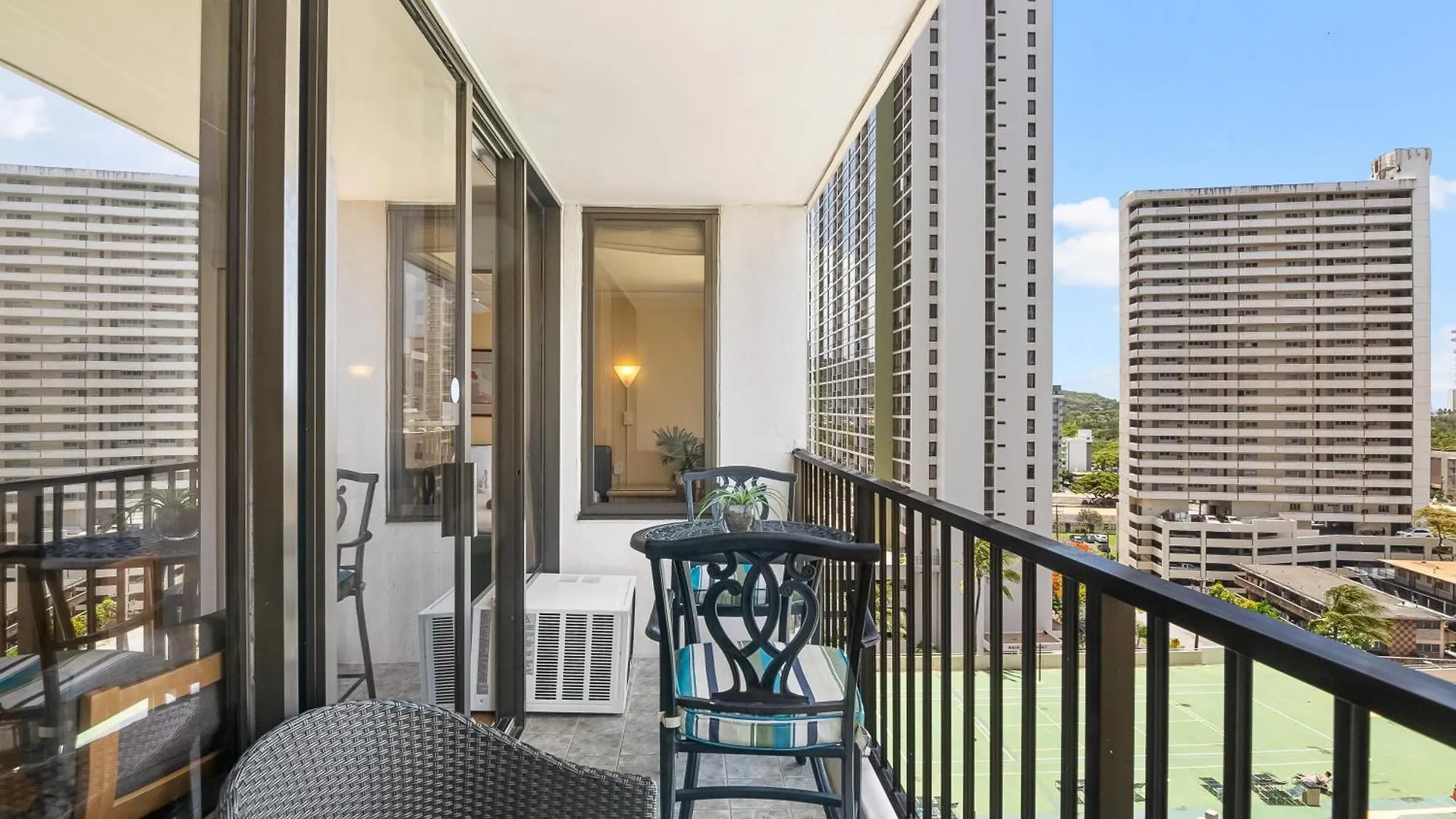 Waikiki Beach Ocean View King Bed & Free Parking Honolulu