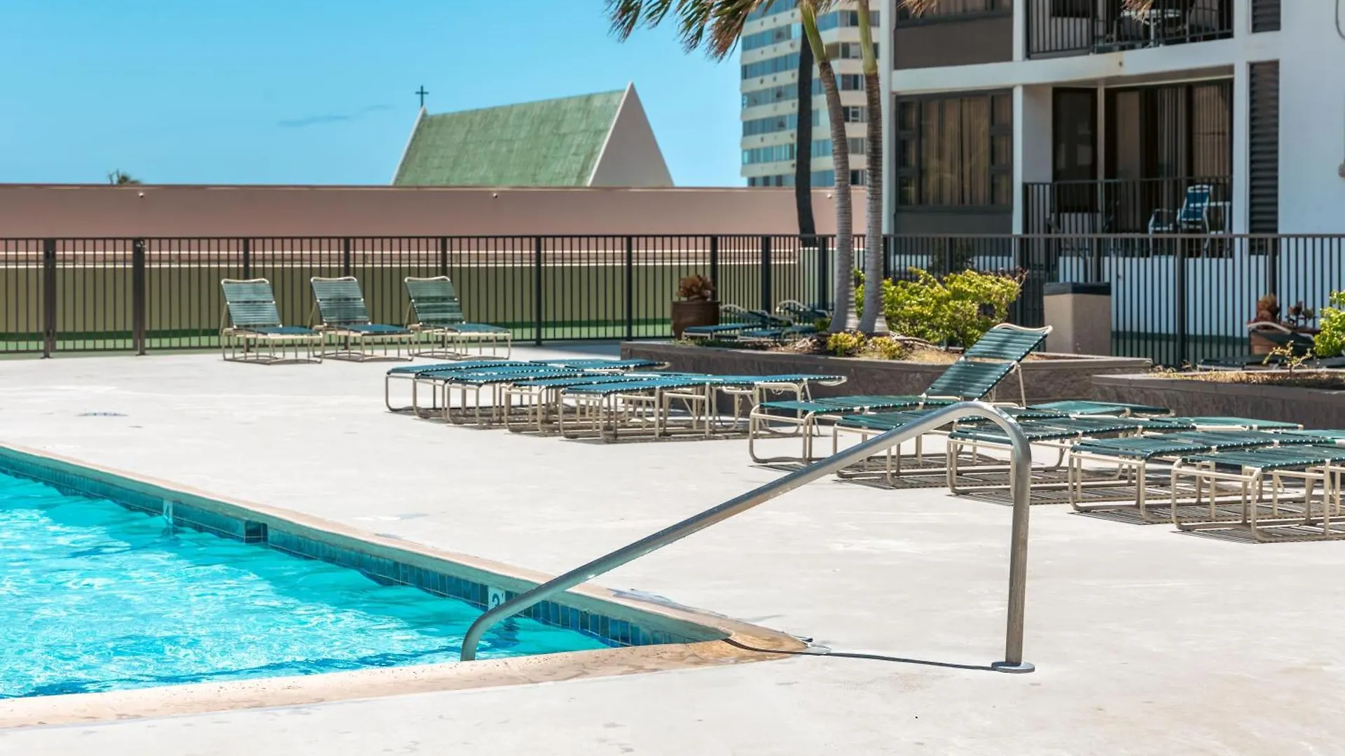 Waikiki Beach Ocean View King Bed & Free Parking Honolulu Apartment
