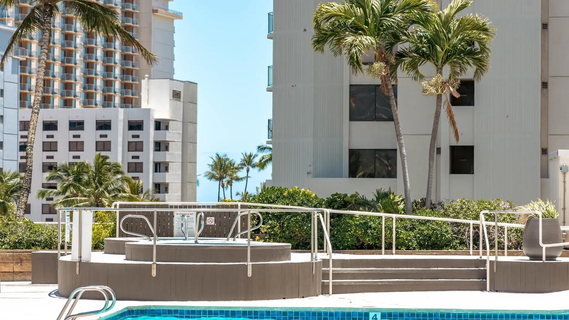 Waikiki Beach Ocean View King Bed & Free Parking Honolulu Apartment