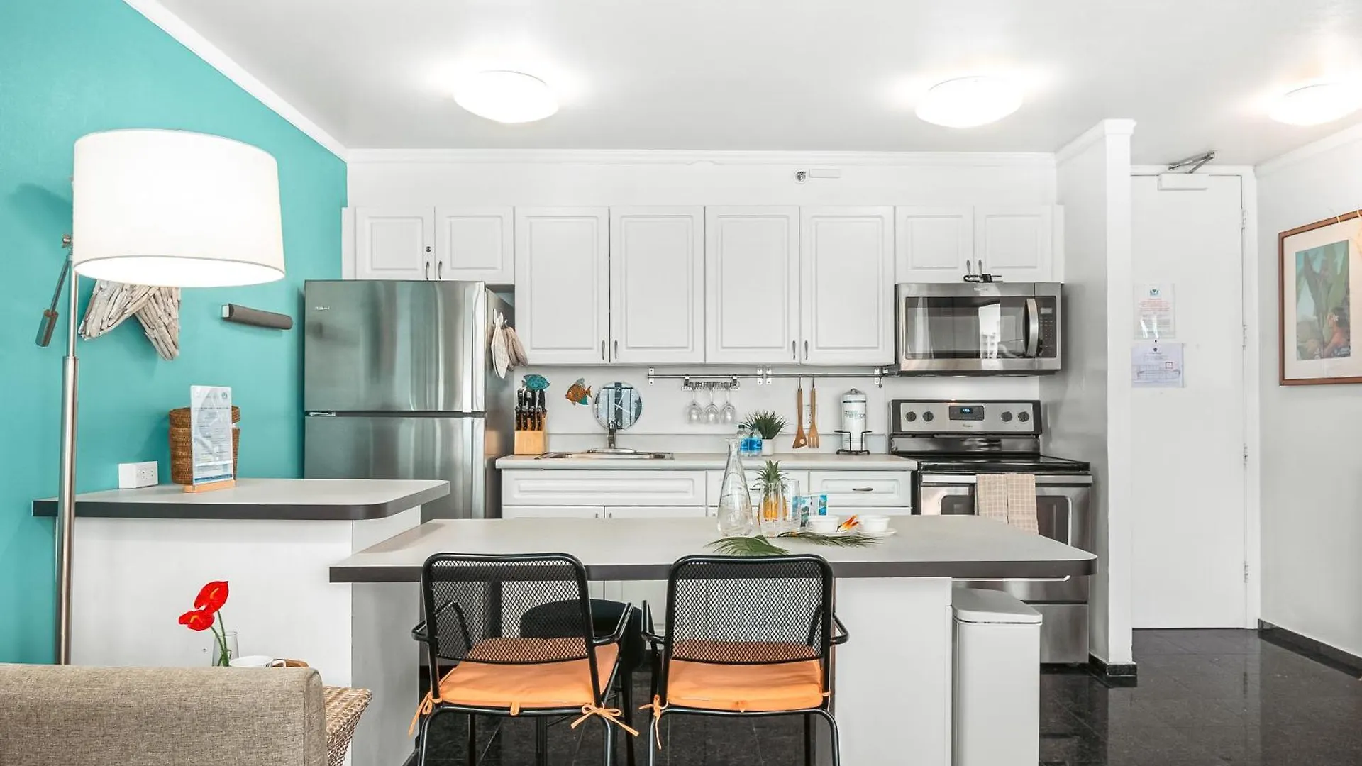 Waikiki Beach Ocean View King Bed & Free Parking Honolulu Apartment