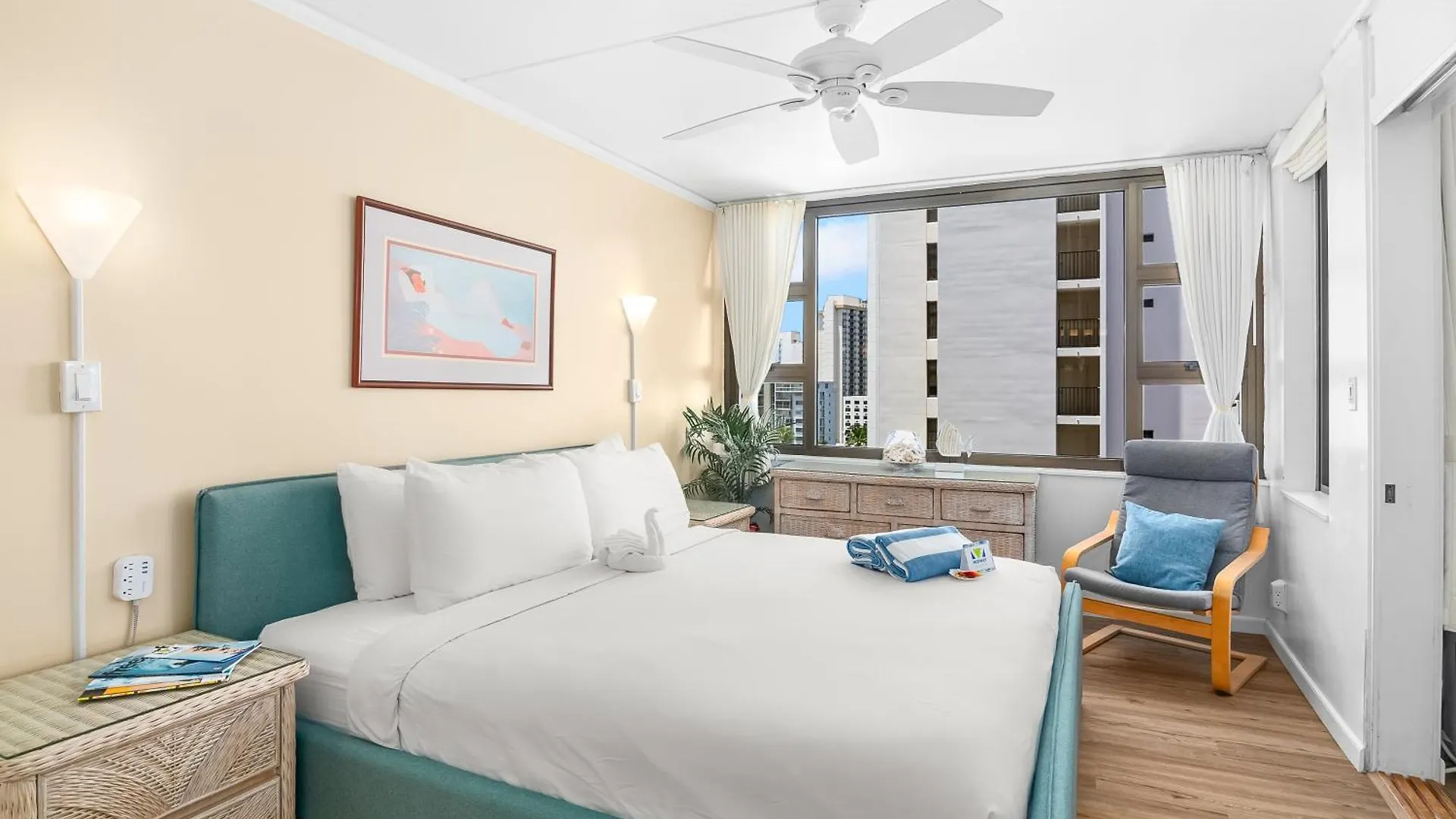 Waikiki Beach Ocean View King Bed & Free Parking Honolulu